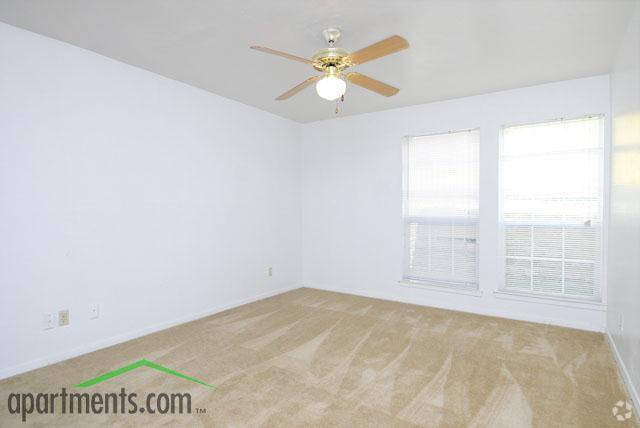 Living Room - Hilltop Oaks