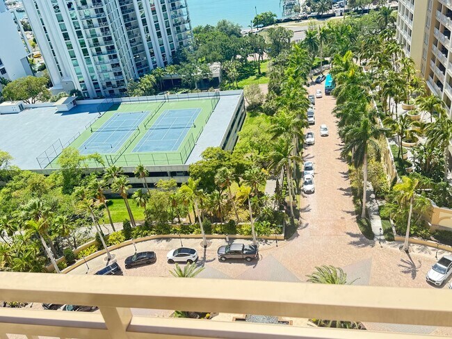 Building Photo - Seasonal/short term 3/2 renovated Ritz Carlton beauty with long water views