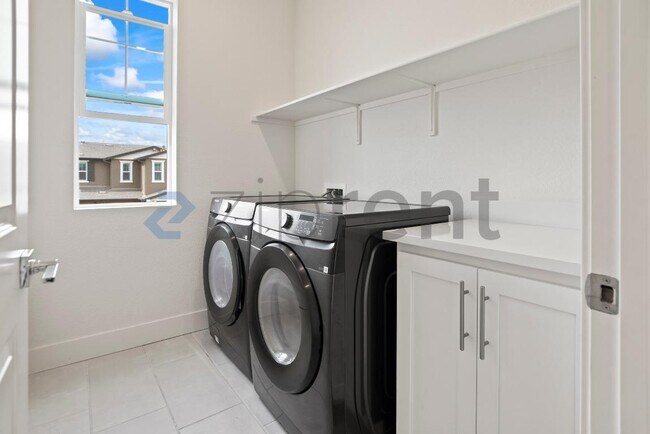 Building Photo - Unit