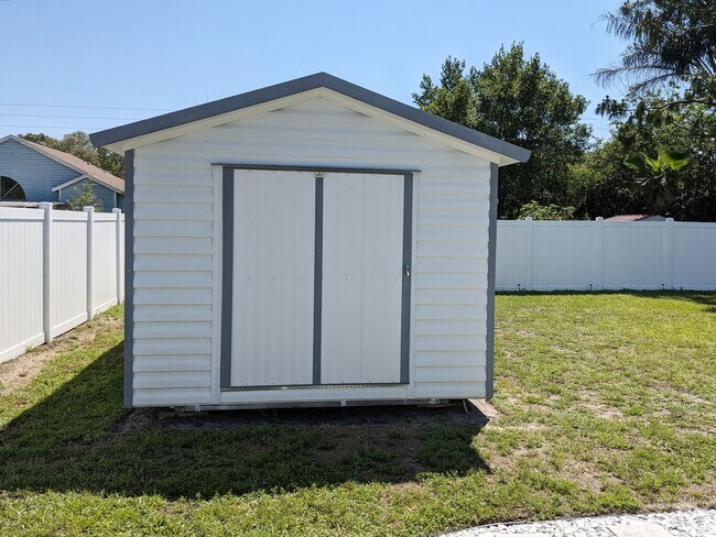 Building Photo - 3/2/2 Home with many upgrades in the 34609...