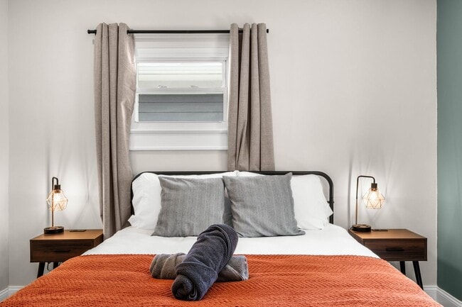 Building Photo - 1215 N Warman Ave