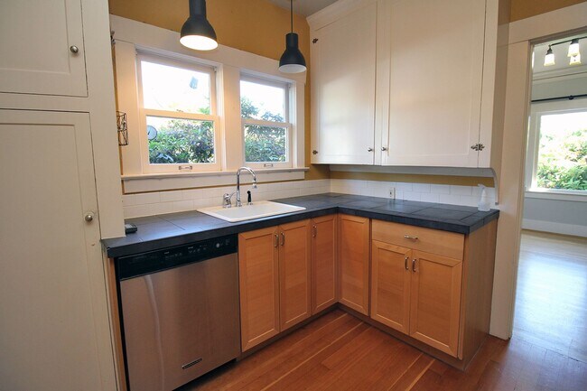 Building Photo - 6435 NE Cleveland Ave