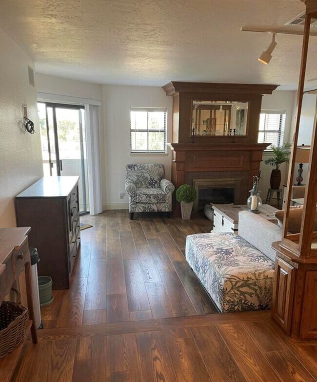 Building Photo - 615 Island View Cir