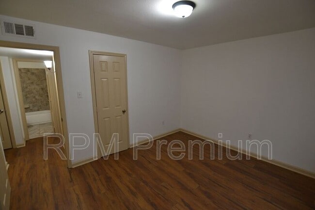 Building Photo - 947-957 Grebe St