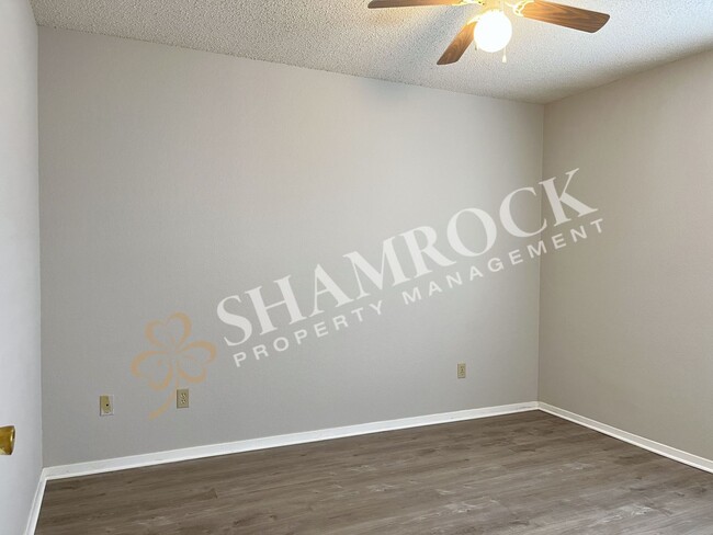 Building Photo - Midway Duplex