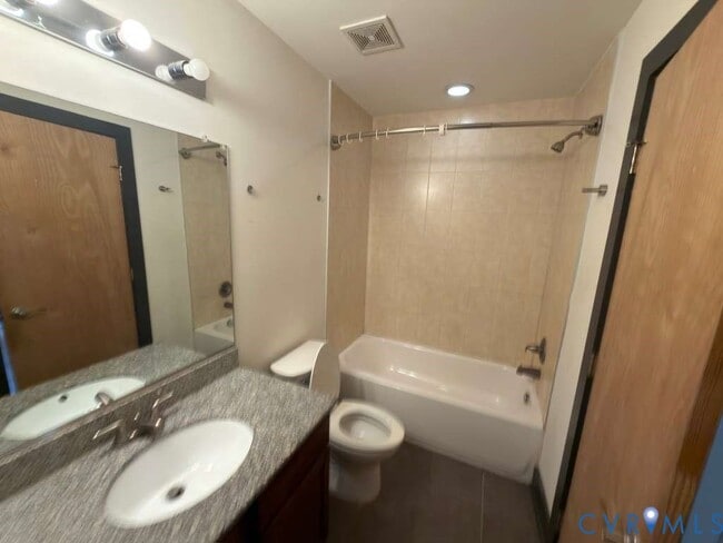 Building Photo - 306 E Broad St