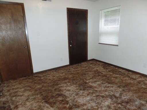Building Photo - 706 E Inskip Dr