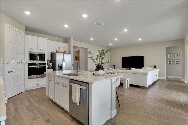 Building Photo - 6489 Cloverdale Ave