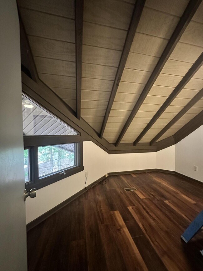 Building Photo - Beautiful Lake Front Property!