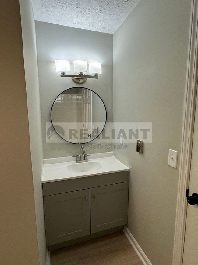 Building Photo - 105 Aster Pl