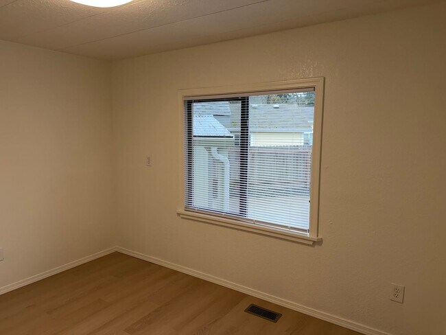 Building Photo - Updated 3 bedroom 2 bathroom house in Springfield!