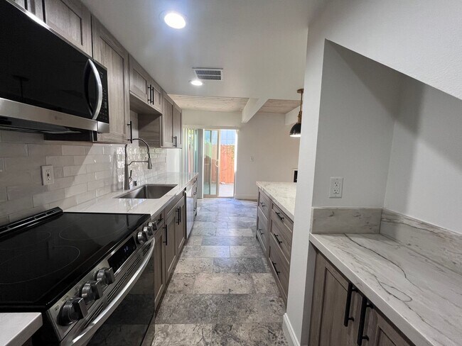 Building Photo - Bright and Spacious 3-Bedroom Home in the Heart of South Davis