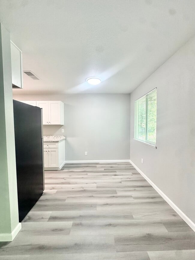 Building Photo - Nicely updated 2-bedroom 1-bath apartment in Auburn!