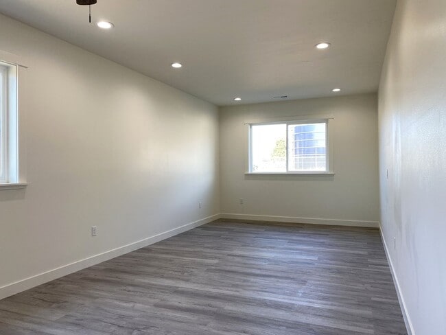 Building Photo - 414 Lolly Ln