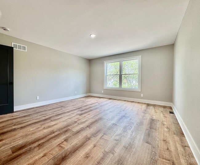 Building Photo - 4605 Thoburne St