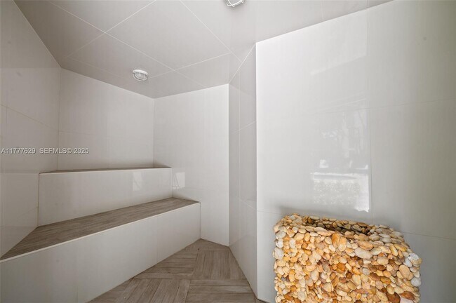 Building Photo - 2000 Towerside Terrace