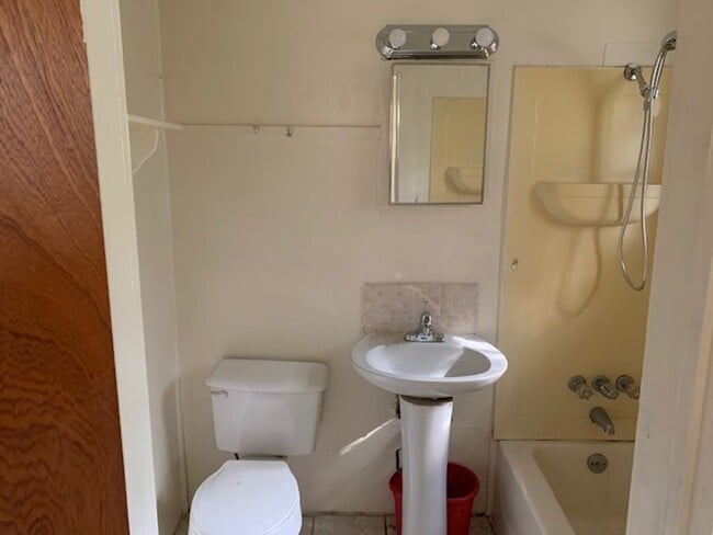 Building Photo - Lovely 1 Bedroom, 1 Bathroom Apartment