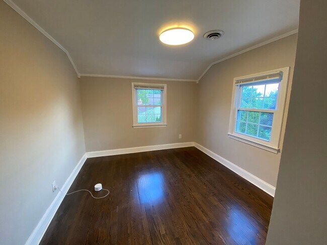 Building Photo - Spacious 5Bed/3.5Bath Townhome in Prime To...