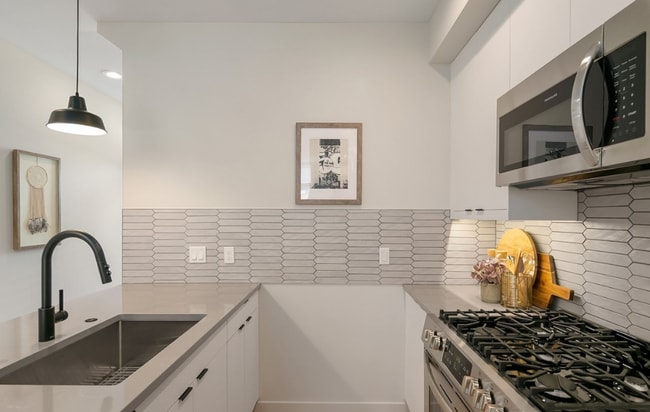 Building Photo - Enjoy Stunning City Views from This 2-Bedroom Seattle Gem with Sun Deck!