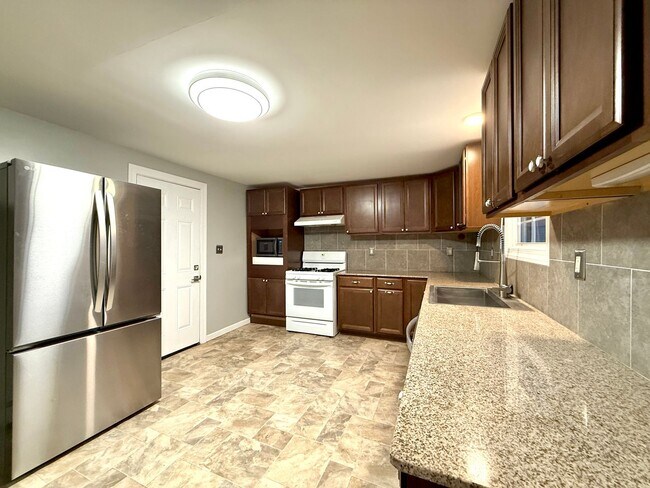 Building Photo - Walk to the Waterfront!|2BR Single-Family with Private Yard!