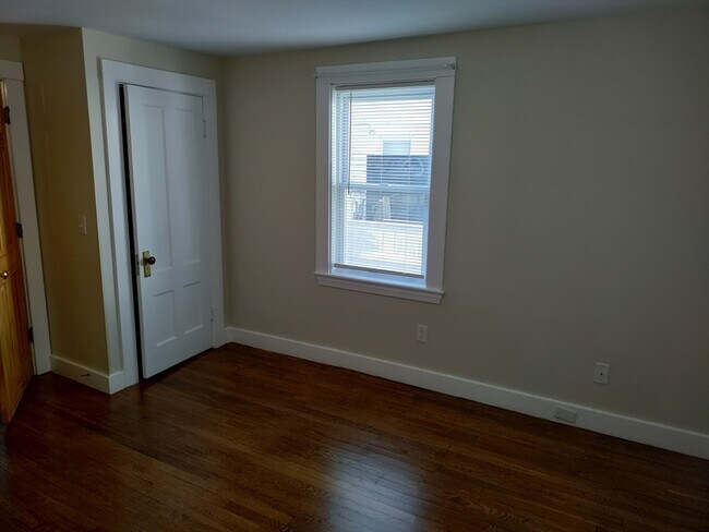 Building Photo - 143 Chestnut St