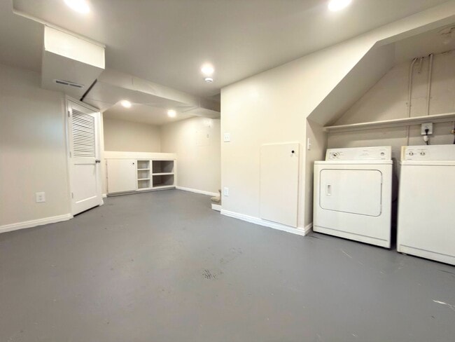 Building Photo - Newly Updated 2-Bedroom Home