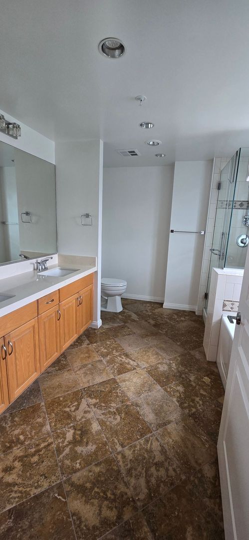 Building Photo - Modern 2 Bed, 2 Bath Condo in the Heart of...