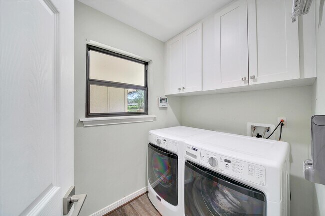 Building Photo - 4402 Fallbrook Dr