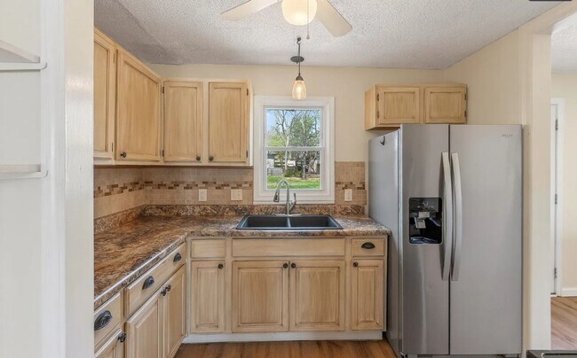 Building Photo - 3 BR/1BA | Newly Renovated Single Family Home | Great backyard| In Blue Springs!