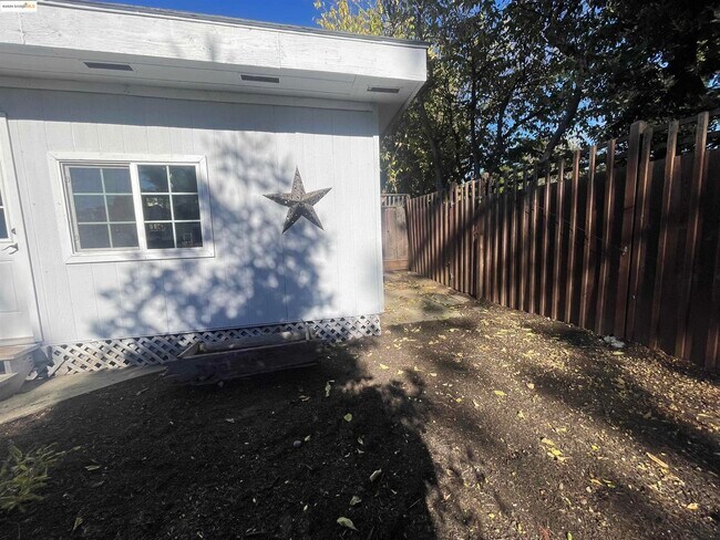 Building Photo - 1248 Hale Dr