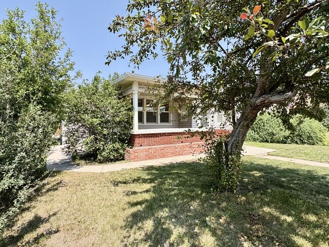 Building Photo - 522 W Pershing Blvd