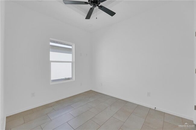 Building Photo - 15 S Dahlia St