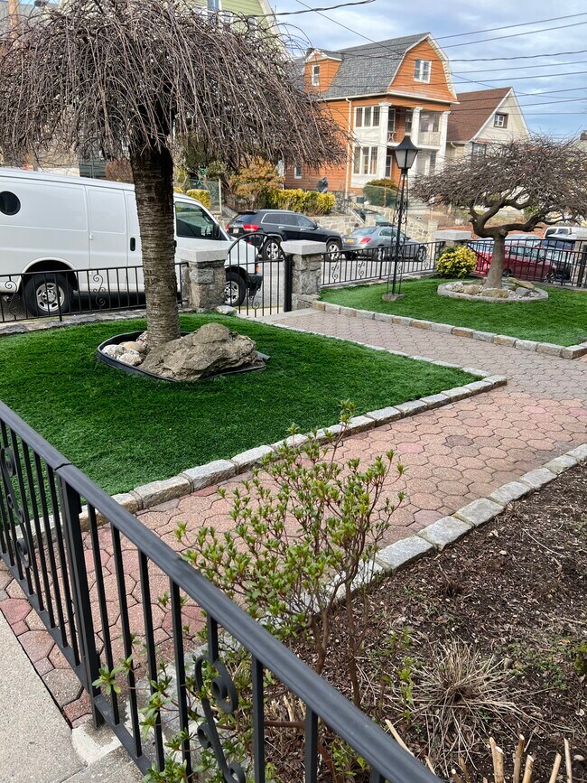 Gated entry - 112 Overlook St