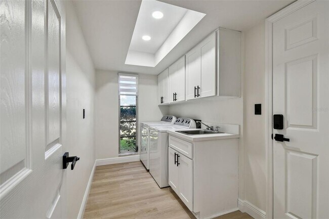 Building Photo - 970 Rolling Hills Dr