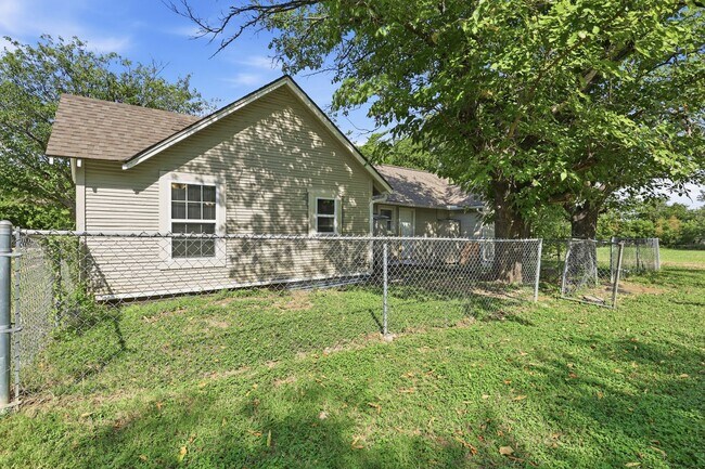 Building Photo - 808 Mill St