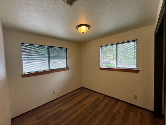 Building Photo - 2437 Ridgewood Dr