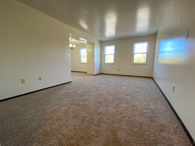 Building Photo - Spacious 1 BR Apartment in Lovely Location! Easy Access to Downtown & MORE! CALL TODAY!