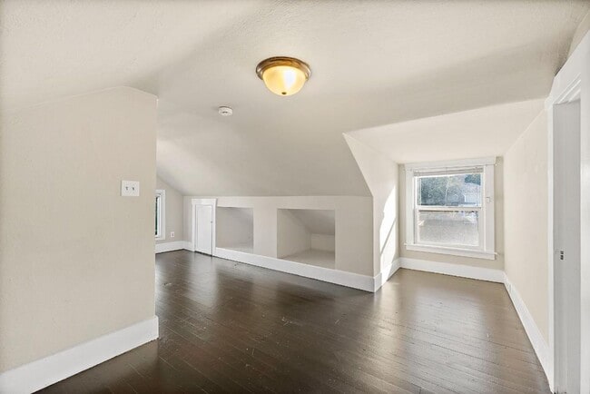 Building Photo - Charming 2-Bed 2-Bath Tacoma Craftsman | S...