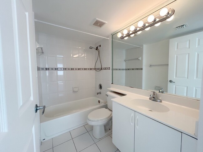 Building Photo - "Modern 2 Bed/2 Bath Condo in Prime Miami ...