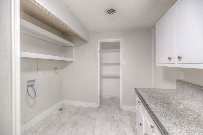 Building Photo - 234 Lakeview Dr