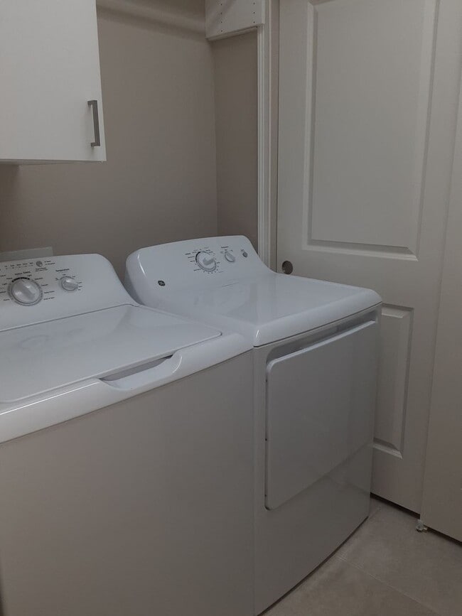 Building Photo - Seasonal/short term turnkey furnished Incr...