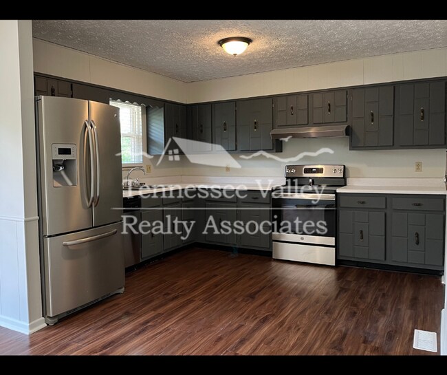 Building Photo - MOVE IN READY! Spacious 4 bed/2.5 bath spl...