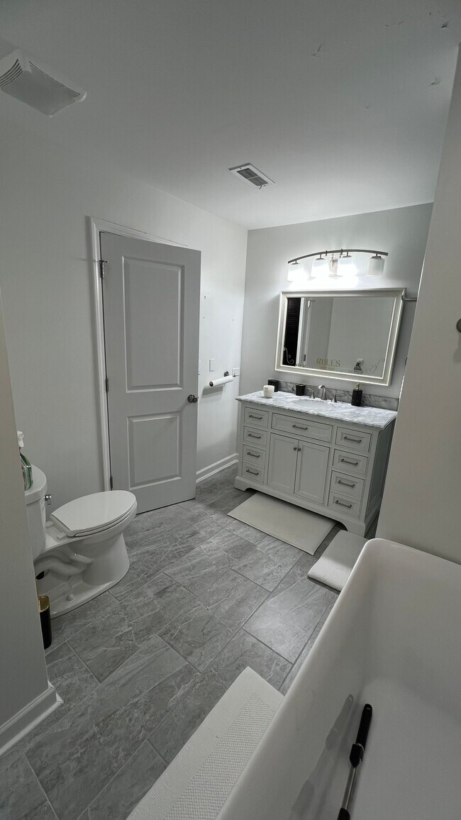 Building Photo - 475 Scots Dr