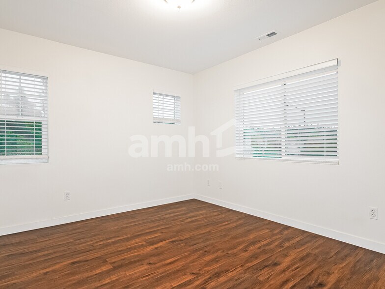 Building Photo - 4300 Edgewater Blvd NE