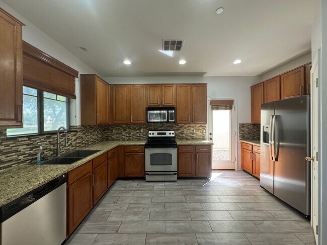 Building Photo - 4 BEDROOM HOME IN POWER RANCH