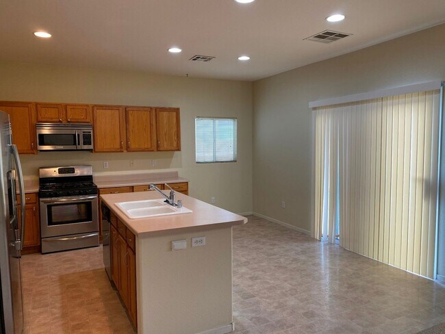 Building Photo - Beautiful & spacious home on an oversized ...