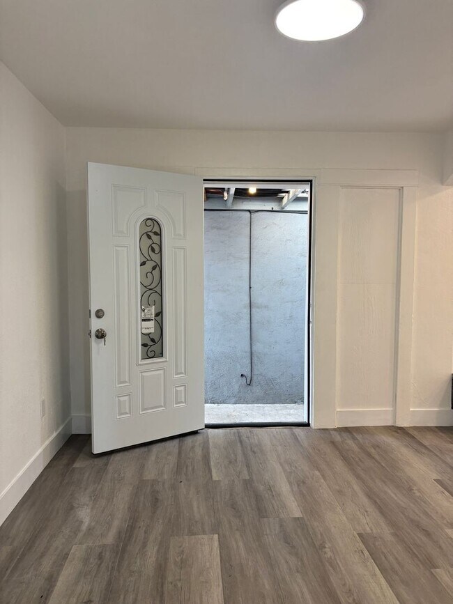 Building Photo - 54-1617