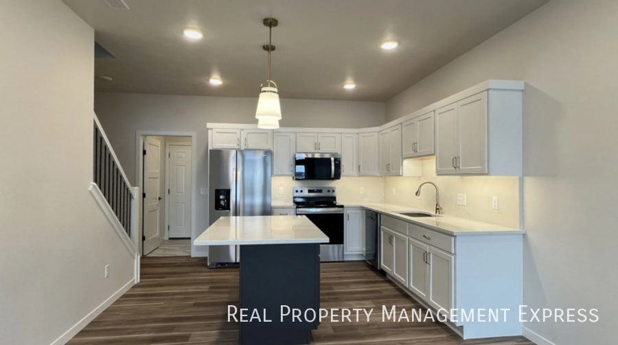 Building Photo - 3 Bedroom 2.5 Bathroom Townhome