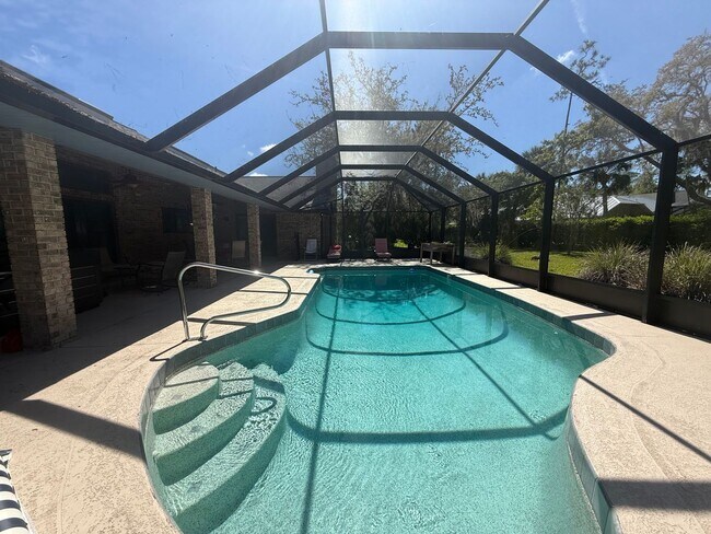 Building Photo - Beautiful 3 bedroom 2.5 bathroom pool home