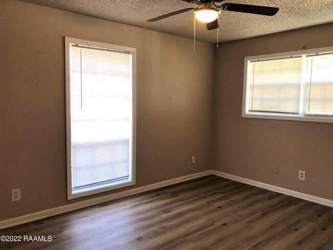 Building Photo - 123 Highland Dr